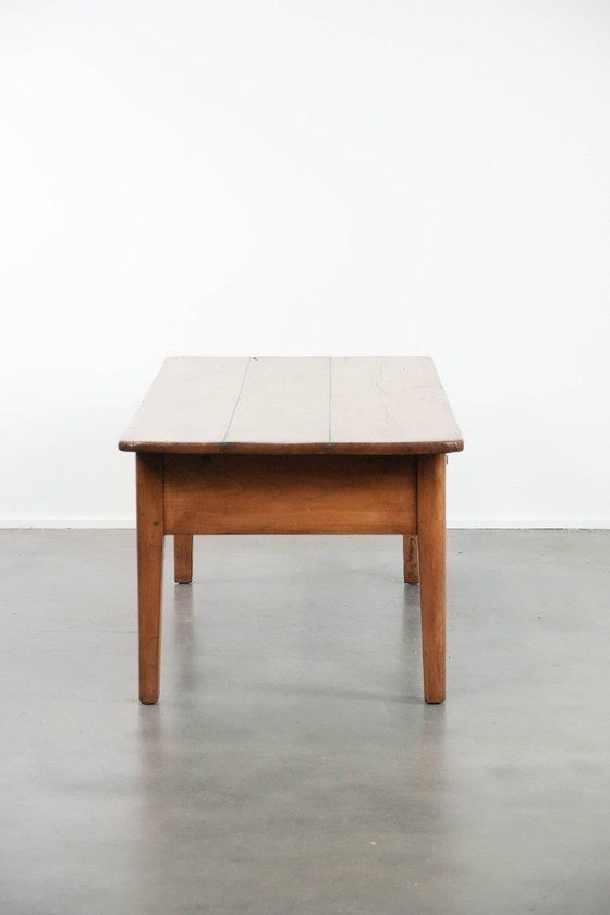 Image 1 of Antieke Franse salontafel gemaakt van vruchtenbomenhout uitgevoerd met twee lades