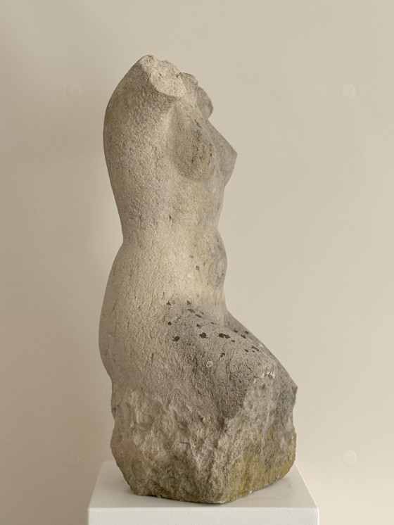 Image 1 of Torse de femme - Sculpture en pierre fragmentaire à l'expression archaïque