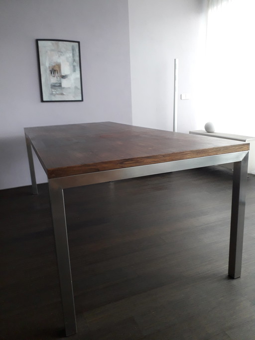 Grande table à manger en bois massif avec pieds en acier inoxydable