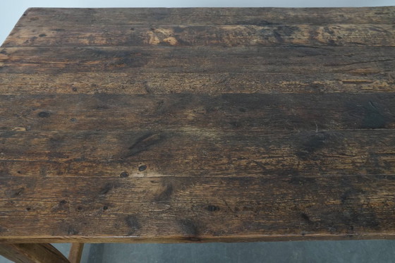Image 1 of Grande table de salle à manger de ferme ancienne en bois de pin avec beaucoup de caractère