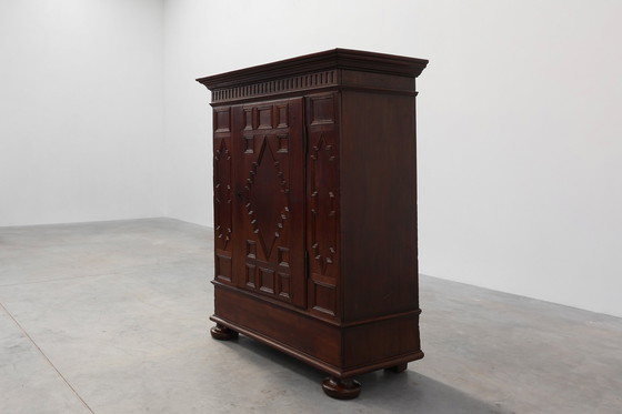 Image 1 of Armadio antico francese in quercia intagliato a mano del XVI secolo