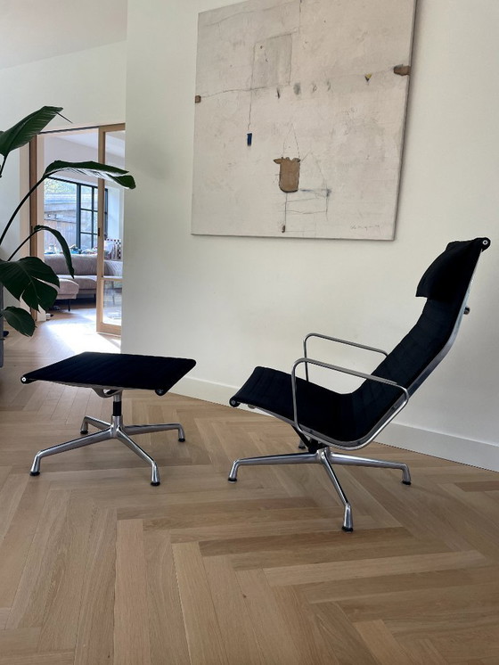 Image 1 of Sillón Vitra EA 124 + Taburete EA 125 – diseño clásico (Herman Miller / Eames)