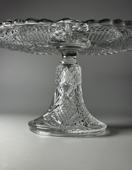 Image 1 of Val Saint Lambert “Gilbert” taartstandaard – Geperst kristal – Vermeld in de catalogus van 1913 – Grootste formaat (31 cm)