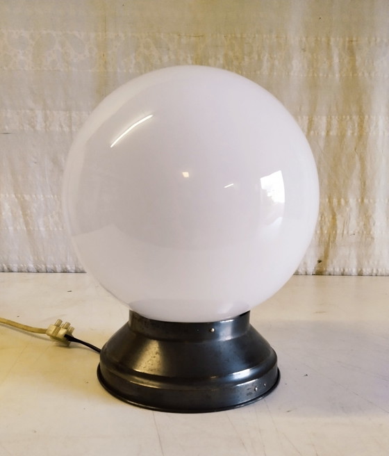 Image 1 of Plafond- of wandlamp met bolvormige opaalglazen kap, diameter: 20 cm - begin 20e eeuw