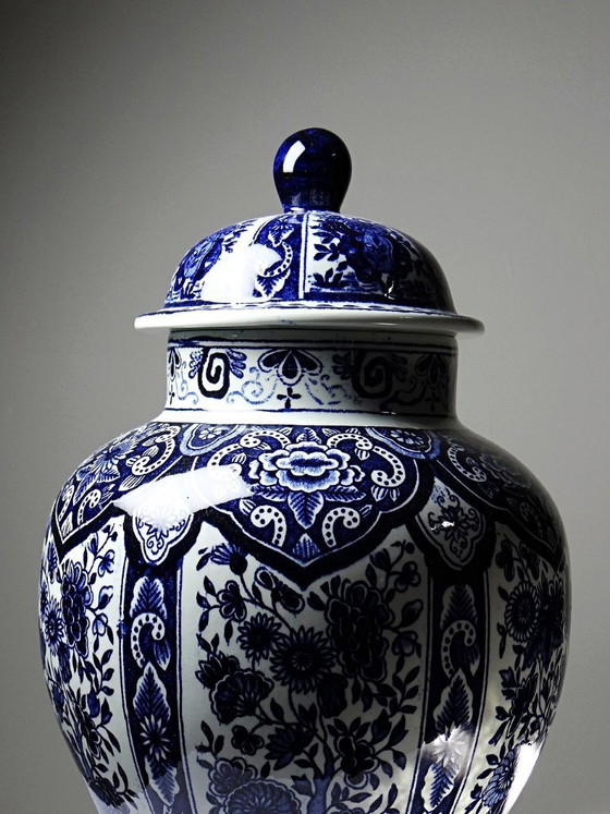 Image 1 of Grote Boch Holland Royal Sphinx aardewerken pot met deksel en Delftsblauwe decoratie.