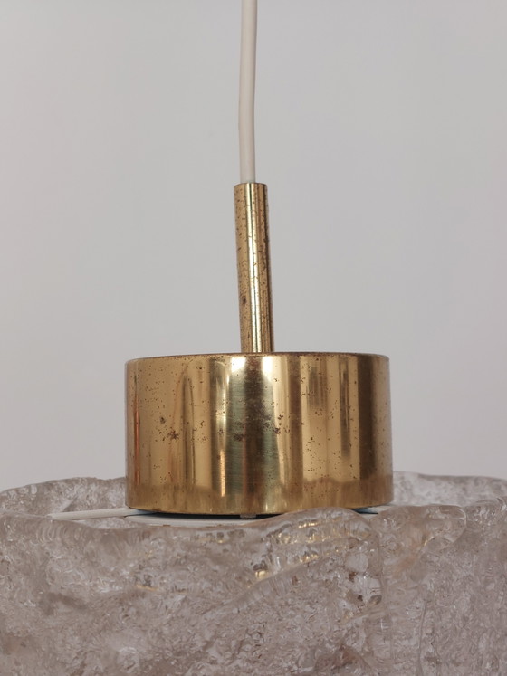 Vintage hanglamp uit het midden van de 20e eeuw met matglazen kap en messing afwerking. – doria, Hanglampen (photo 2 of 11)