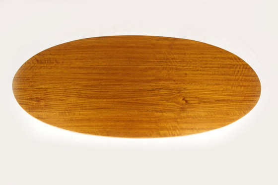 Image 1 of Tavolino da caffè ovale Tulip in noce restaurato, stile Mid-Century Modern di Dřevotvar, anni '60