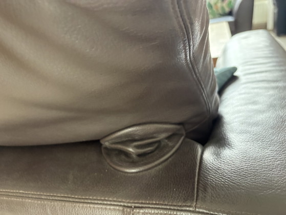 Sofá Montel de 2,5 plazas, de piel auténtica marrón con respaldo ajustable. – Montèl, Leather, Metal (photo 5 of 6)