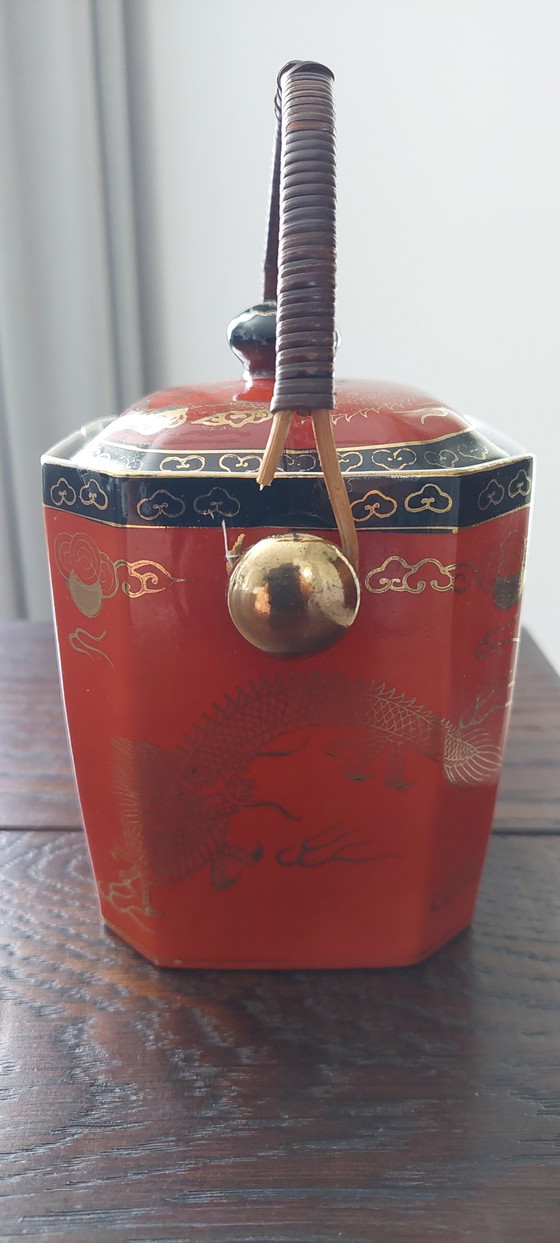 Image 1 of Caja de té de porcelana asiática antigua con esmalte rojo.
