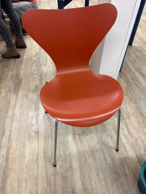 16 Arne Jacobsen - 7-teiliger Stuhl aus orangefarbener Eiche - Modell 3107 Fritz Hansen