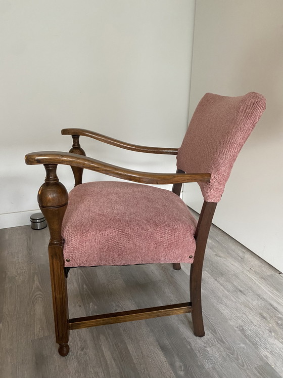 Image 1 of Magnifique fauteuil vintage avec une structure en bois robuste et des accoudoirs élégants.