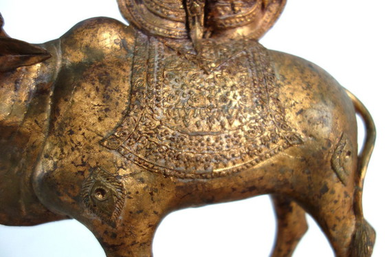 Image 1 of Statua in bronzo dorato di Shiva a Nandi, India, metà del XX secolo.