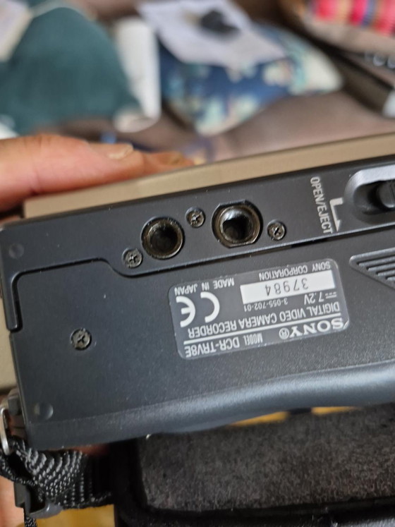 Sony Handycam – Cadeaux, Metal, Plastic (photo 12 of 14)