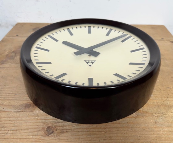 Image 1 of Orologio da parete industriale in bachelite di Pragotron, anni '60