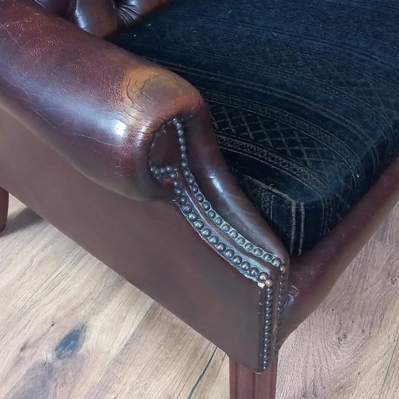 Image 1 of Steigern Sie Ihr Wohngefühl mit diesem beeindruckenden Set Chesterfield-Ohrensesseln aus Kuhfell!