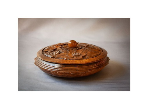 Antique French round wooden box, hand-carved with floral motifs. Diameter 18 cm by 7 cm high.