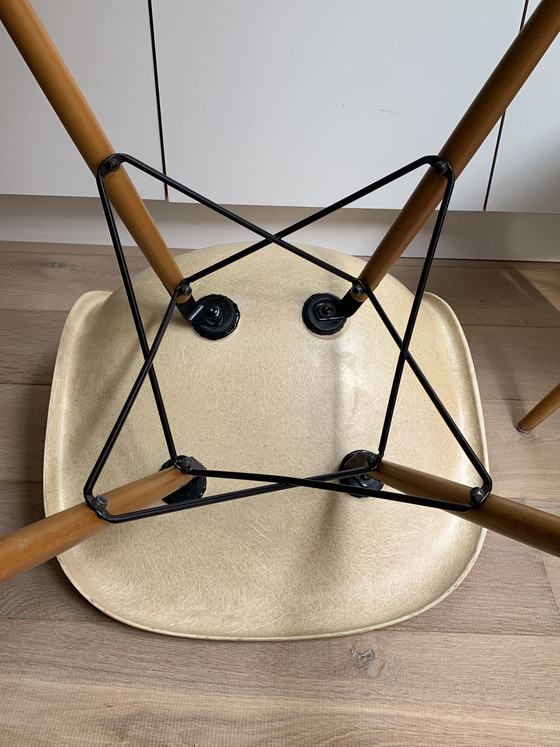 Image 1 of 2 sedie laterali vintage Eames Miller DSW in fibra di vetro color ocra chiaro