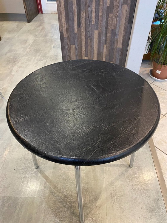 Image 1 of Tavolino laterale vintage in stile Bauhaus cromato e similpelle nera, anni '70