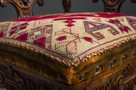 Image 1 of Italienische Eckstühle im Stil der Renaissance des 19. Jahrhunderts aus geschnitztem Nussbaumholz, 2er-Set