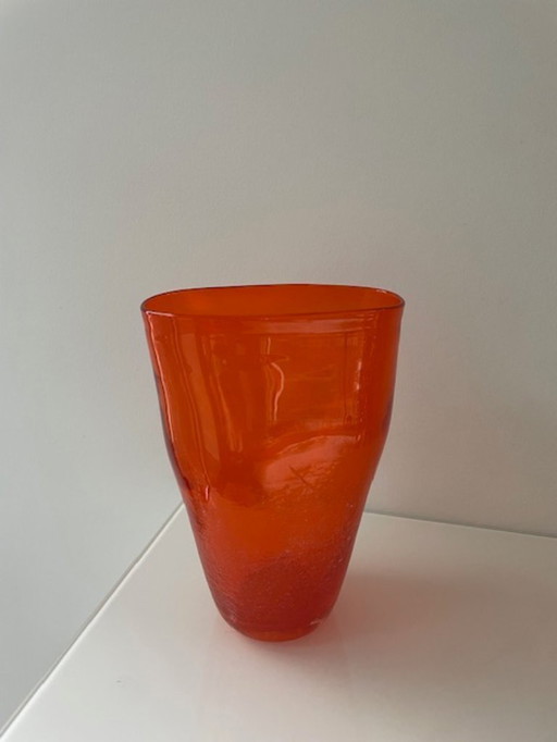 Handgefertigte, mundgeblasene Vase aus intensivem orangefarbenem Glas