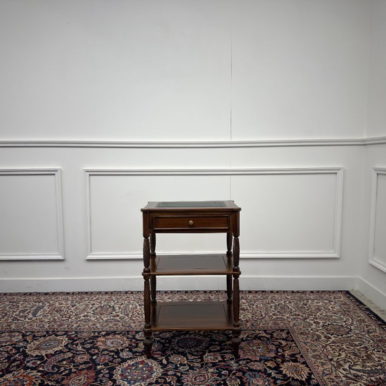 Klassischer englischer Beistelltisch – Beistelltische, Leder, Holz (photo 2 of 10)