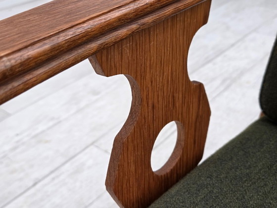 Image 1 of Deense driezitsbank uit de jaren 70, bekleed met groene meubelwol en gemaakt van massief eikenhout.