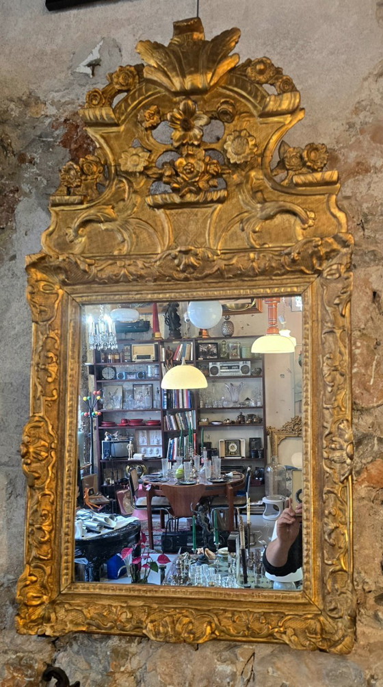 Image 1 of Regency period mirror with a carved and gilded wooden pediment – ​​18th century