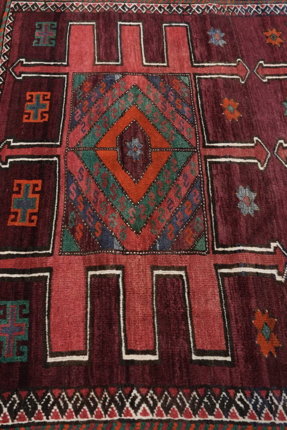 Image 1 of Mooi handgeknoopt vloerkleed van 308x210cm is oosterse stijl met mooie voornamelijk rode kleuren