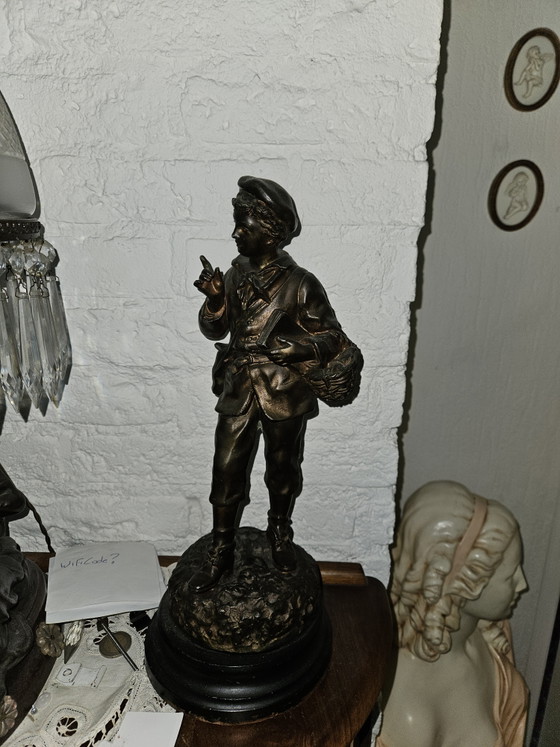 Image 1 of 2 estatuas y una lámpara