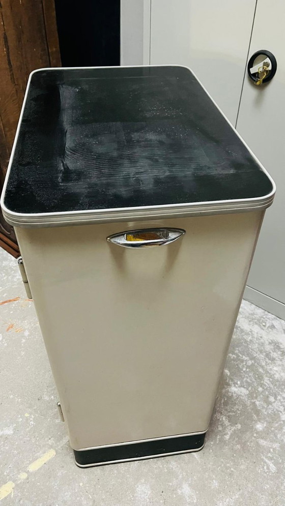 Image 1 of Metalen dokterskast, bureau en kastje, '60