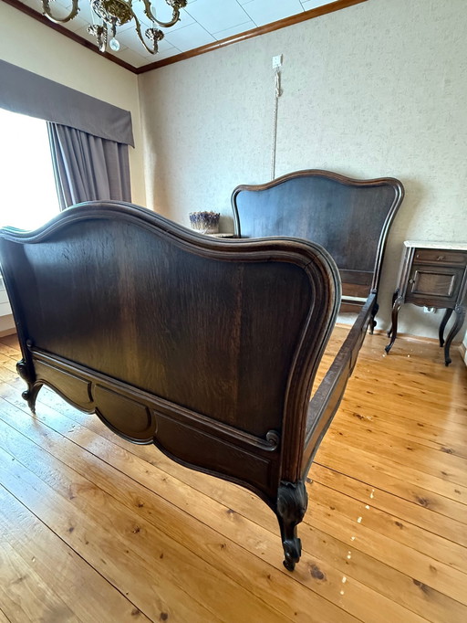 Chambre à coucher en chêne ancien : lit, 2 tables de chevet et commode