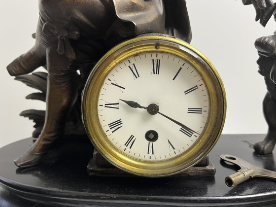 Pendule française ancienne à motif de chasseur et de chien – env. 35 cm – Iron, Other (photo 4 of 11)