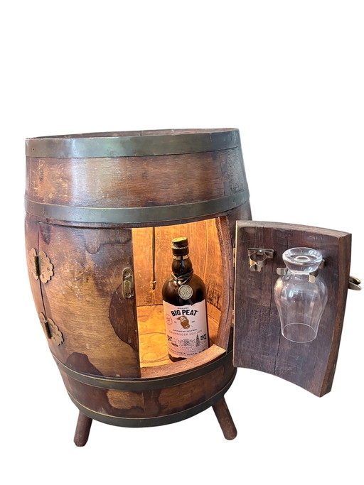Mueble bar auténtico hecho con un barril de whisky e iluminación – Muebles únicos
