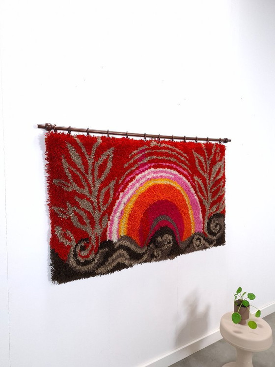 Image 1 of Tapiz de pared de pelo alto color rojo rosado atardecer de los años 70.