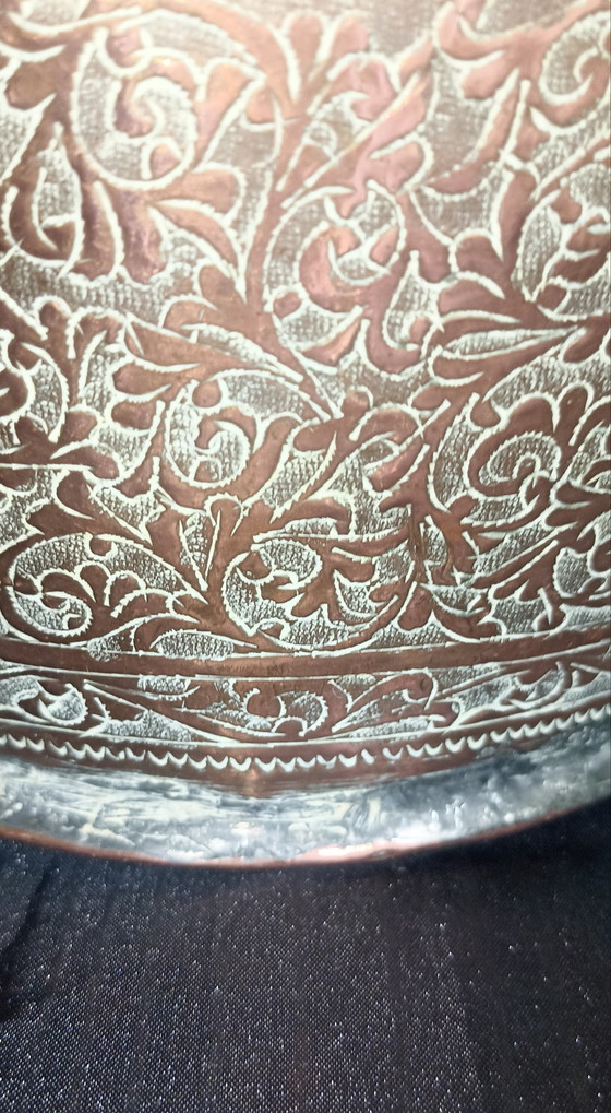 Image 1 of Perzische of Ottomaanse  18de eeuwse koperen samowaar. 67 cm hoog