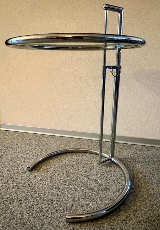 Image 1 of 2 tavolini laterali disegnati da Eileen Gray - altezza regolabile