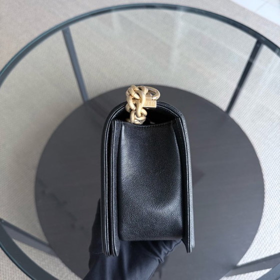 Image 1 of Chanel Boy Medim - Caviar 25CM generfd kalfsleer Chevron Zwart Goudkleurige hardware Serie 26