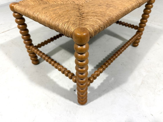 Image 1 of Banco/taburete de roble con asiento de mimbre, década de 1930.