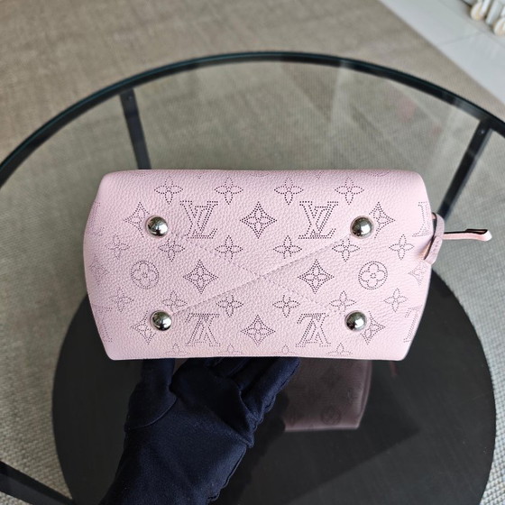 Image 1 of LOUIS VUITON BELLA BUCKET TAS SAKURA ROZE KALFSLEER MET GOUDEN BESLAG