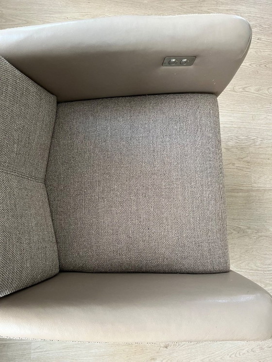 Image 1 of Velderhof está de pie en un sillón relajante.