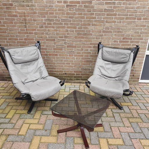 Komplette Garnitur Sigurd Ressell Falcon 2 graue Sessel mit Salontisch Vatne Mobler Norwegen 1960-1970