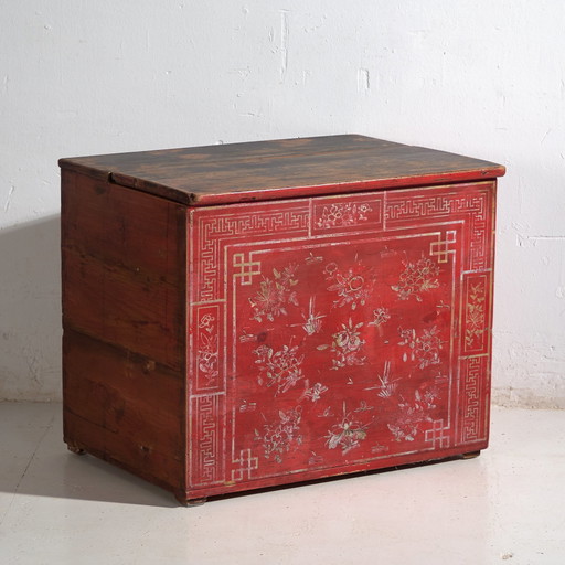 Malle chinoise ancienne peinte en bois de pin – Dongbei, circa 1930