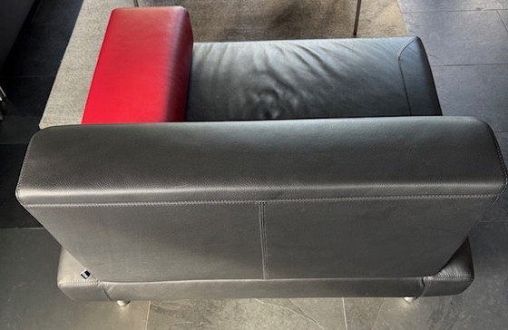 Image 1 of Divano a due posti Cloak in pelle nera con bracciolo rosso rimovibile in pelle