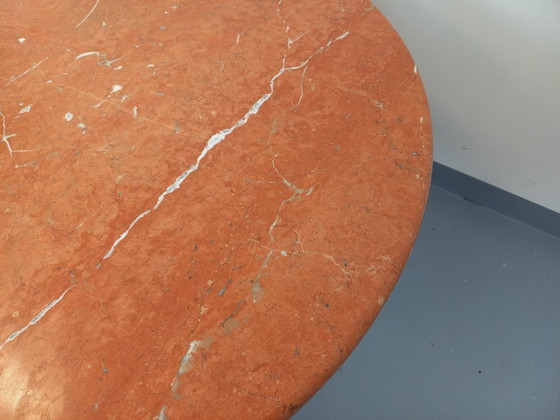 Image 1 of Vintage ovale eettafel van roze marmer uit de jaren 70/80.