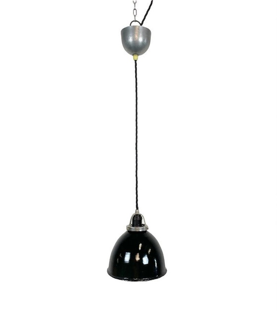 Image 1 of Kleine industriële hanglamp van zwart emaille, jaren 50