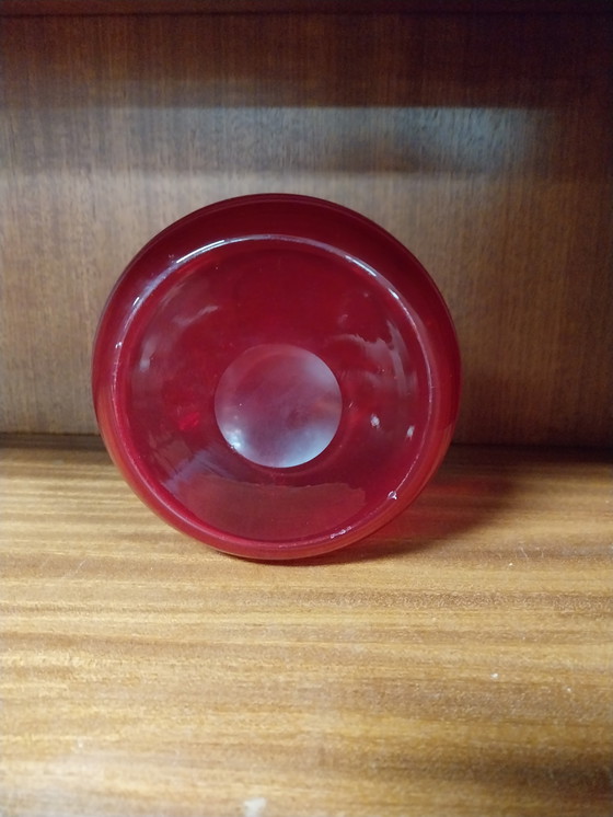 Image 1 of 1 x jarrón rojo de Murano de 18cm de altura con anillos grabados.