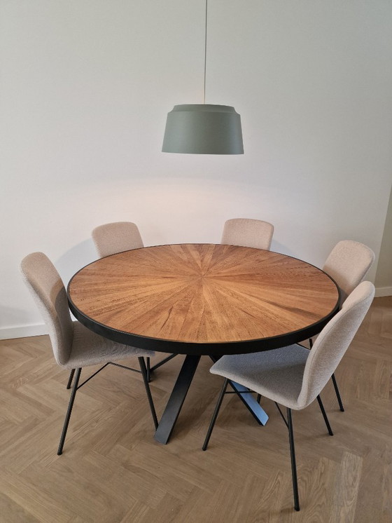 Image 1 of Icône de boussole pour table ronde de 140 cm en bois de chêne