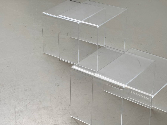 Image 1 of Set di 2 tavolini laterali/impilabili in plexiglass in stile Space Age, anni '70