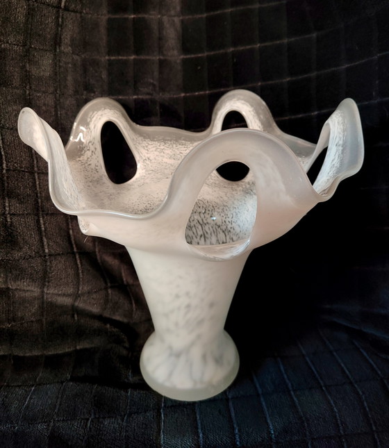 Image 1 of Jarrón de vidrio artístico con volantes y borde calado – 25 cm