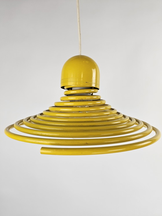 Image 1 of Suspension spirale pop art italienne en métal jaune